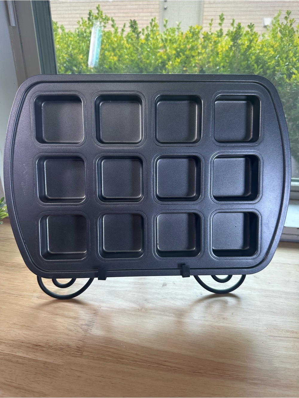 Pampered Chef Black 12-Cavity Square Mini Cake brownie Pan